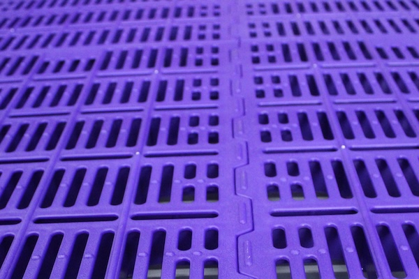 أرضيات بلاستيكية مائلة لزراعة الخنازير